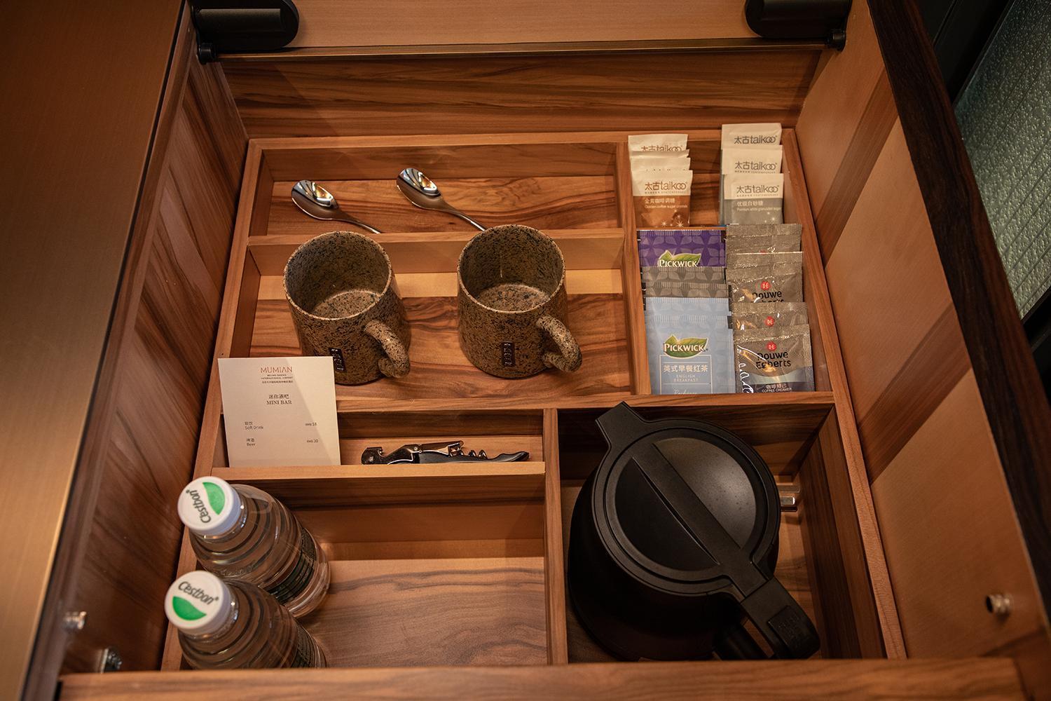Hotel Mumian Beijing Daxing International Airport, Part Of Hyatt Exterior foto A tea and coffee making facility in a hotel room
